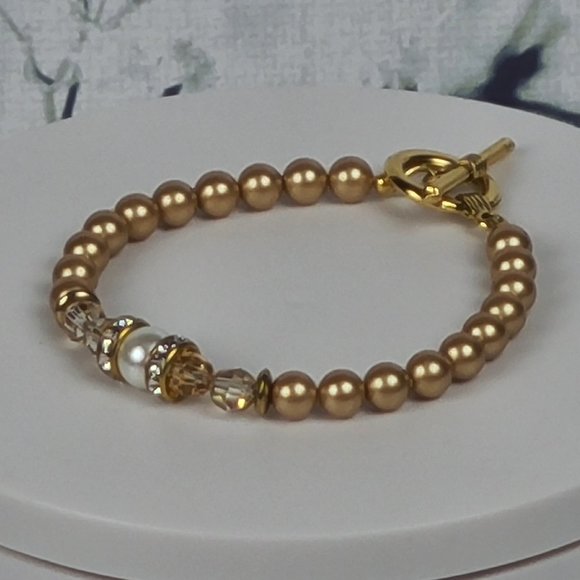Elegant Gold Bracelet - Picture 4 of 4